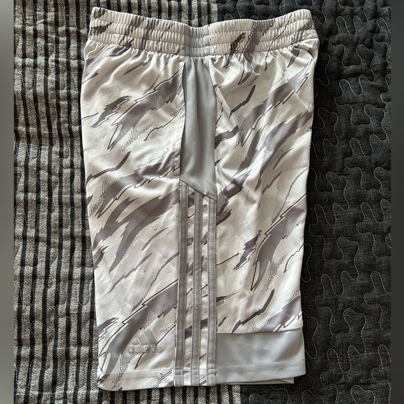 Boys Adidas Tiger Camo shorts - Large 14/16 - Picture 5 of 8